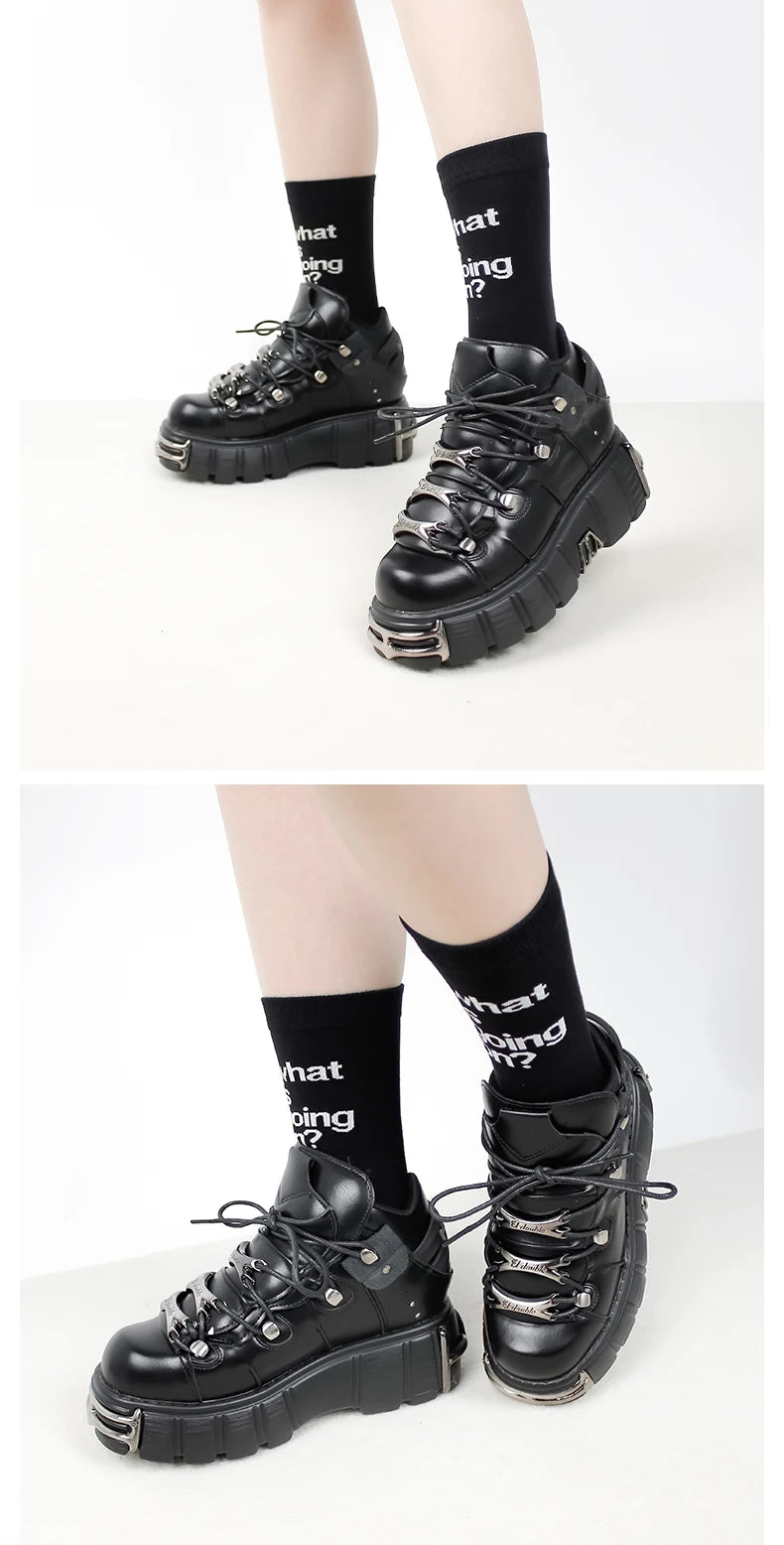 Borcegos de plataforma con cordones y detalles metálicos