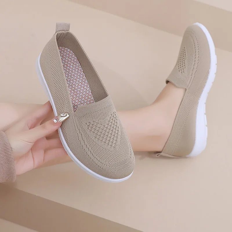 Zapatillas de mujer de malla con construcción cosida
