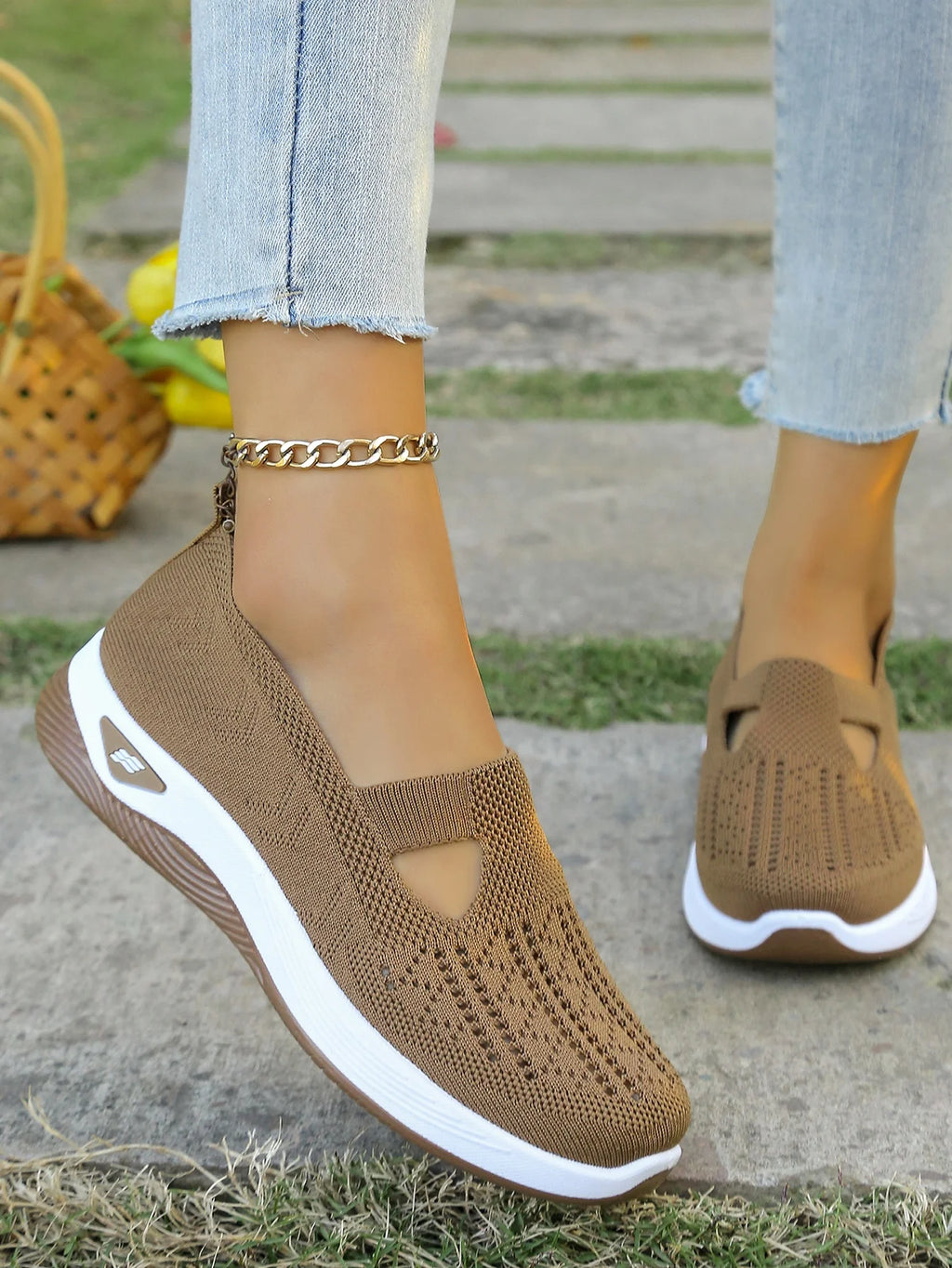 Zapatillas de tejido calado con cuña baja y punta redonda
