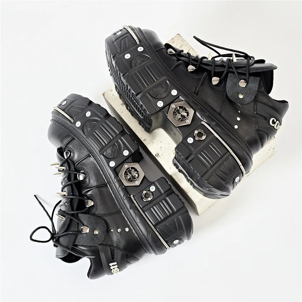 Botinetas punk acordonadas con plataforma y apliques