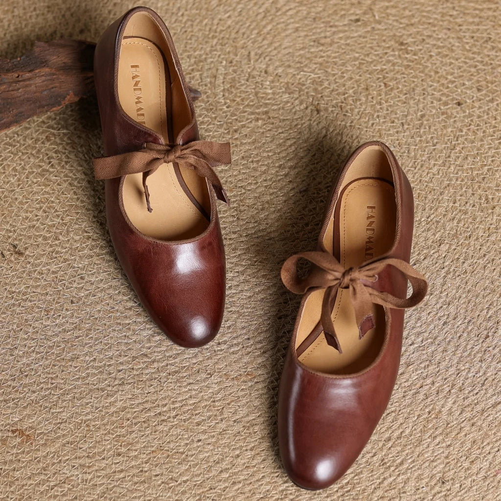 Zapatos de mujer en cuero con moño y punta redonda