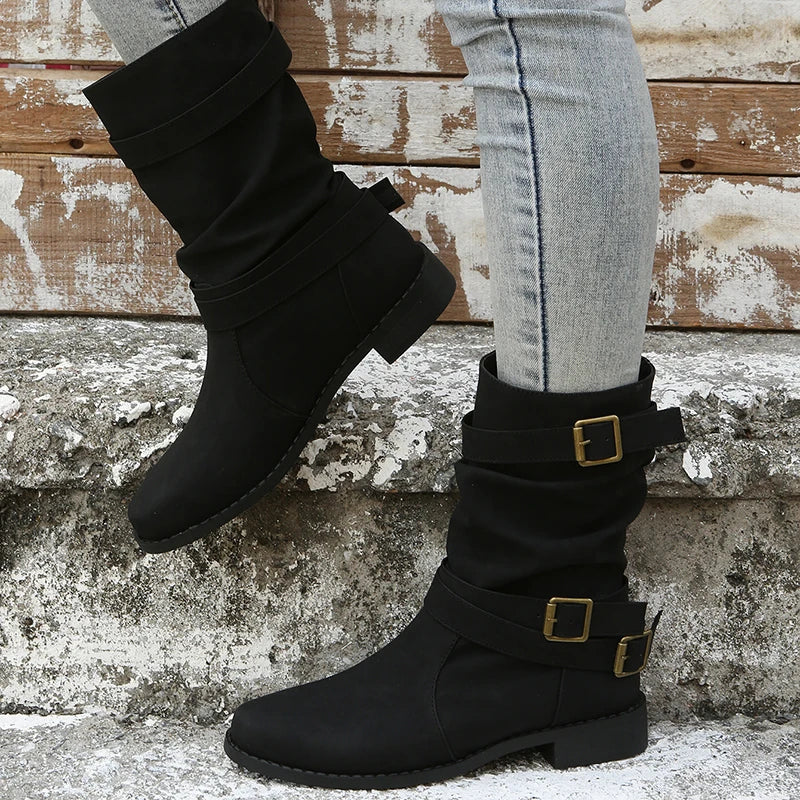 Botas cortas con hebilla decorativa y taco cuña bajo