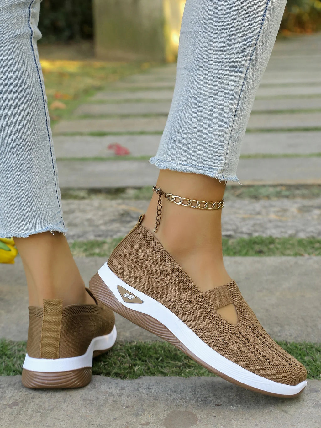 Zapatillas de tejido calado con cuña baja y punta redonda