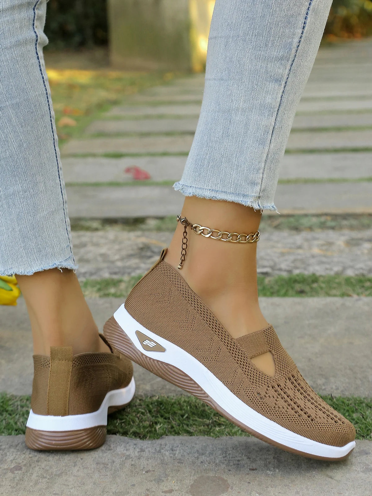 Zapatillas de tejido calado con cuña baja y punta redonda