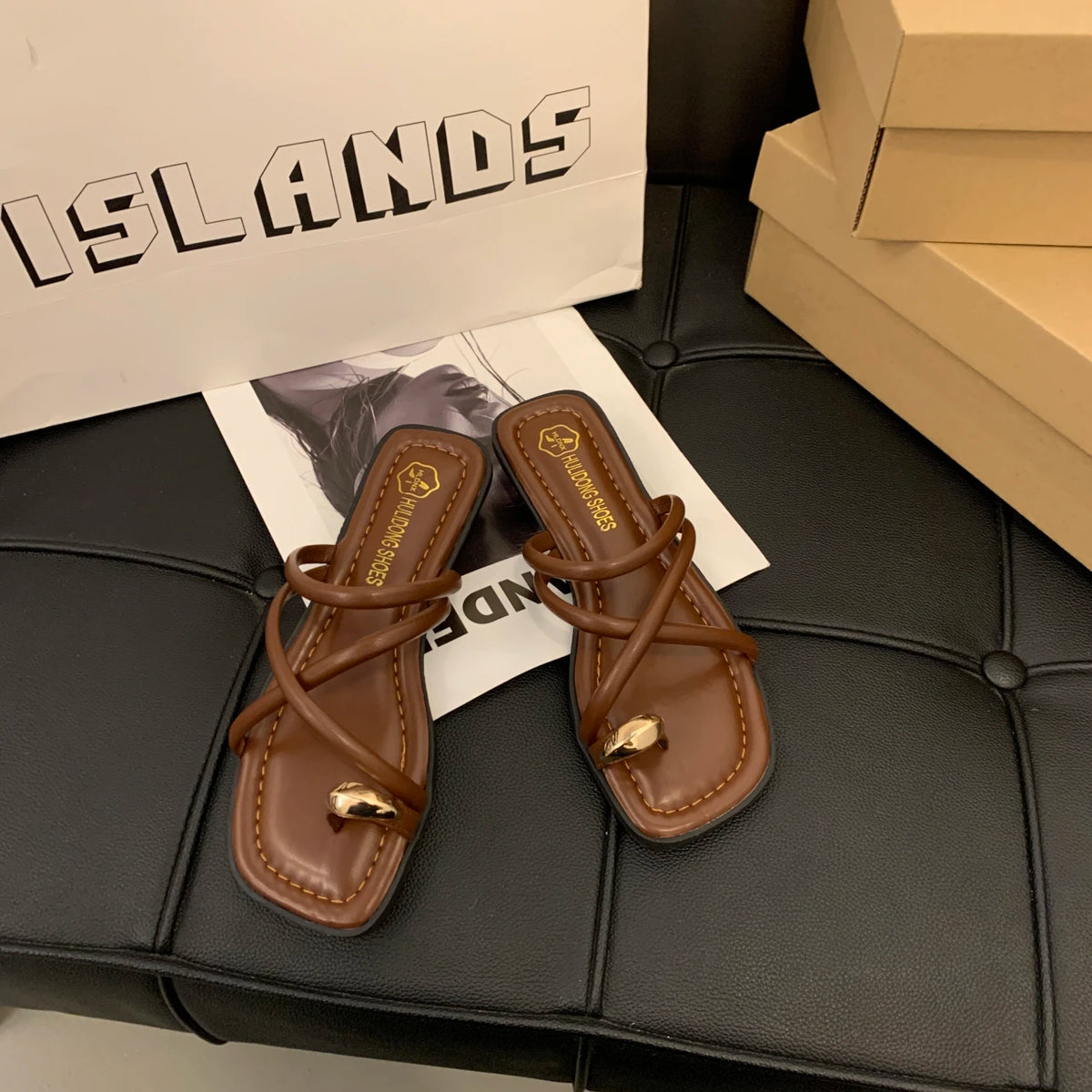 Sandalias de tiras cruzadas con taco cuadrado bajo