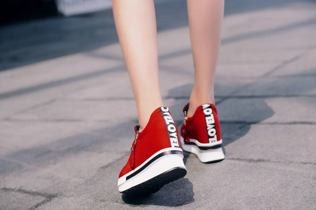 Zapatillas de lona con taco cuña interno y cierre