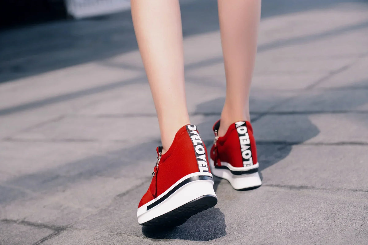 Zapatillas de lona con taco cuña interno y cierre