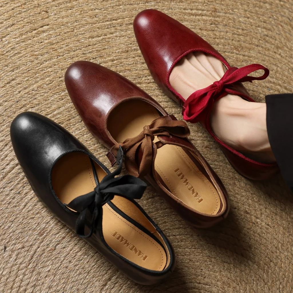 Zapatos de mujer en cuero con moño y punta redonda