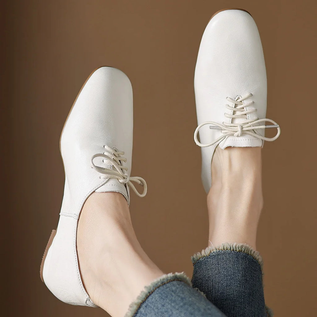 Zapatos de mujer en cuero con cordones y punta redonda