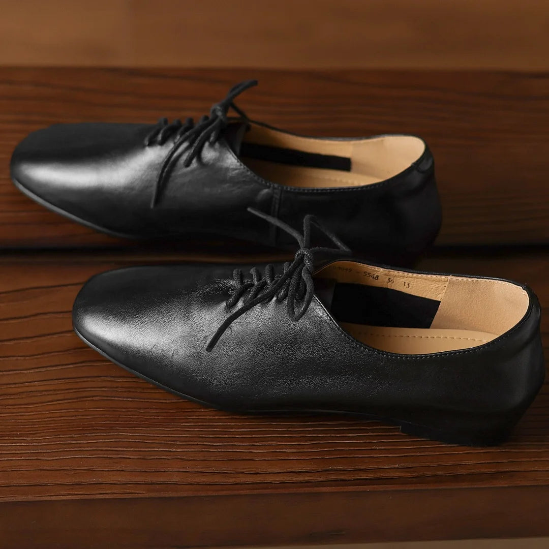 Zapatos de mujer en cuero con cordones y punta redonda