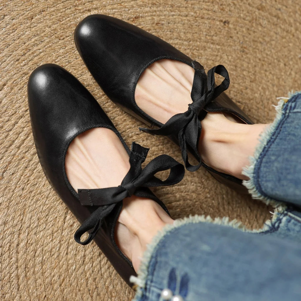 Zapatos de mujer en cuero con moño y punta redonda