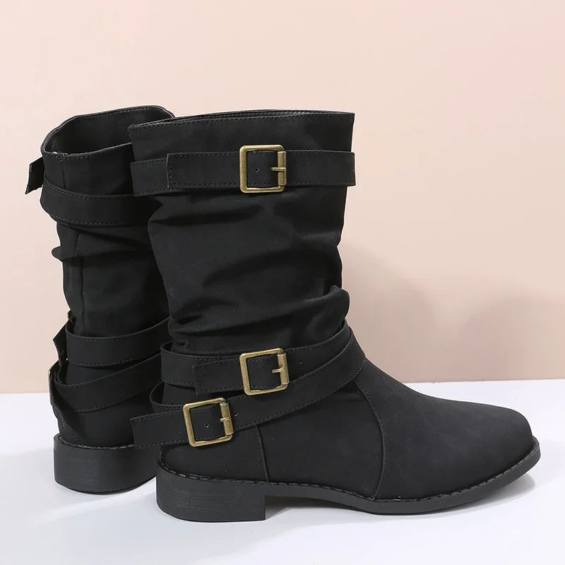 Botas cortas con hebilla decorativa y taco cuña bajo