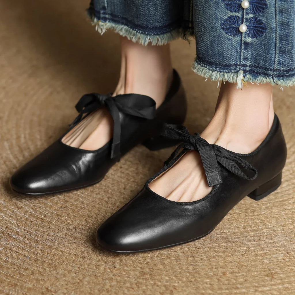 Zapatos de mujer en cuero con moño y punta redonda