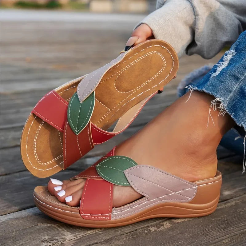Sandalias de mujer con taco chino bajo y costuras