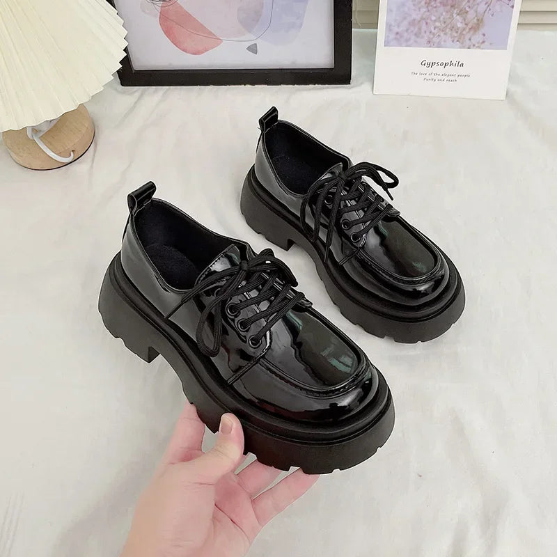 Zapatos de mujer con plataforma y detalles calados