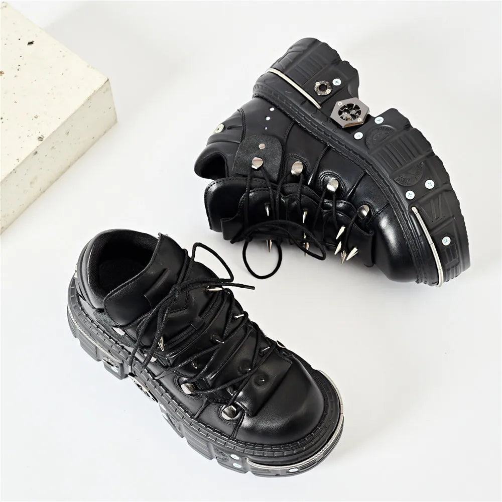 Botinetas punk acordonadas con plataforma y apliques