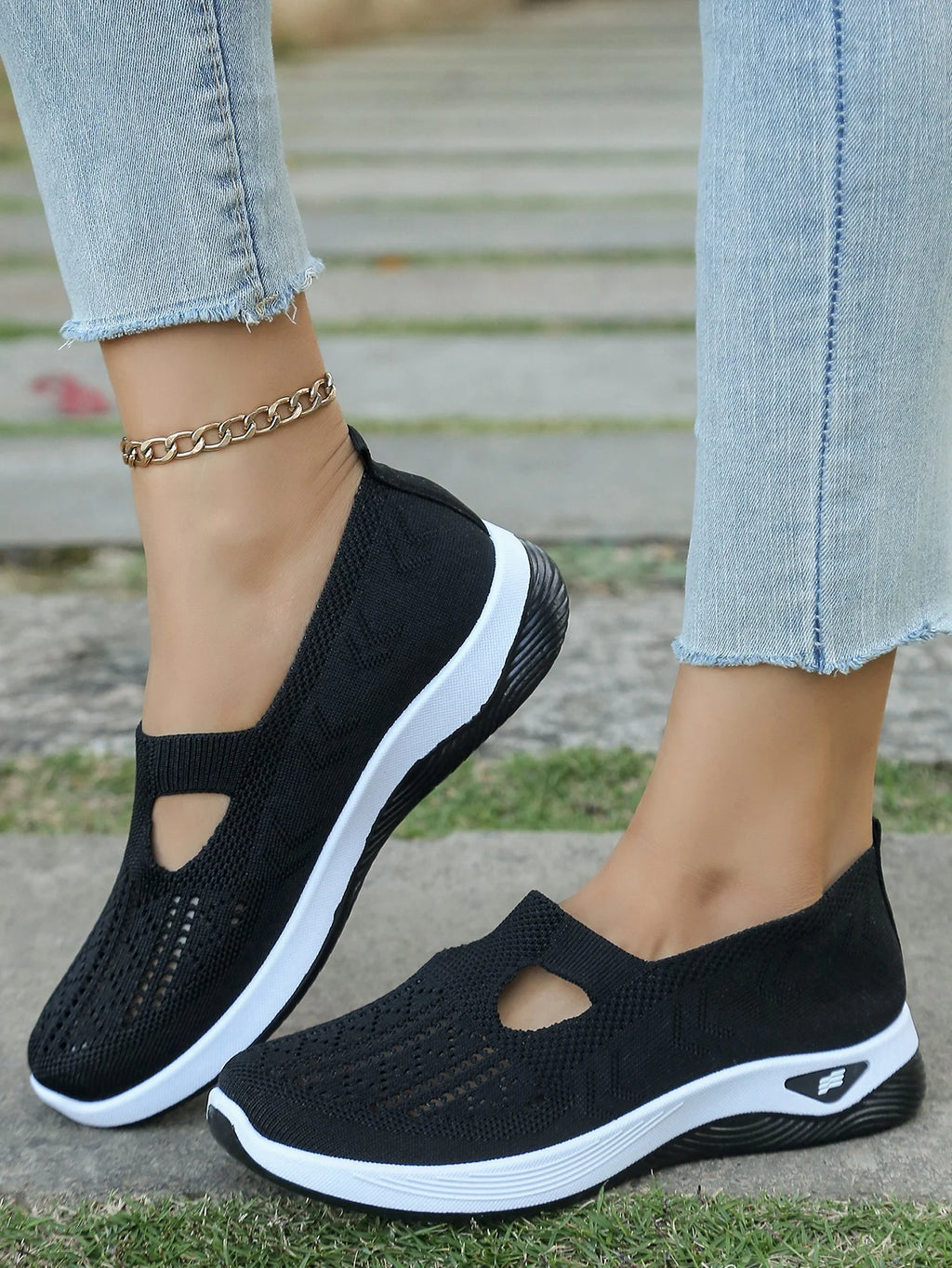 Zapatillas de tejido calado con cuña baja y punta redonda