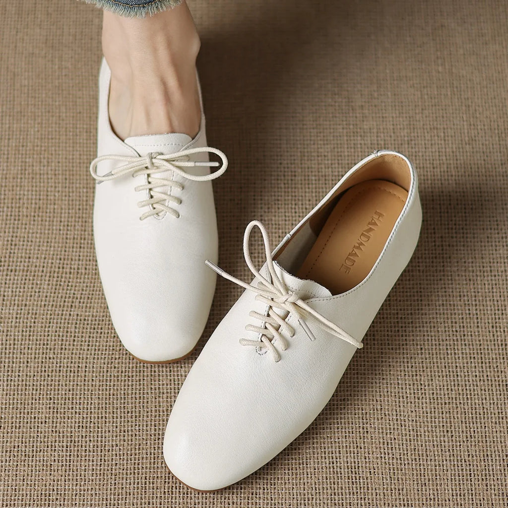 Zapatos de mujer en cuero con cordones y punta redonda