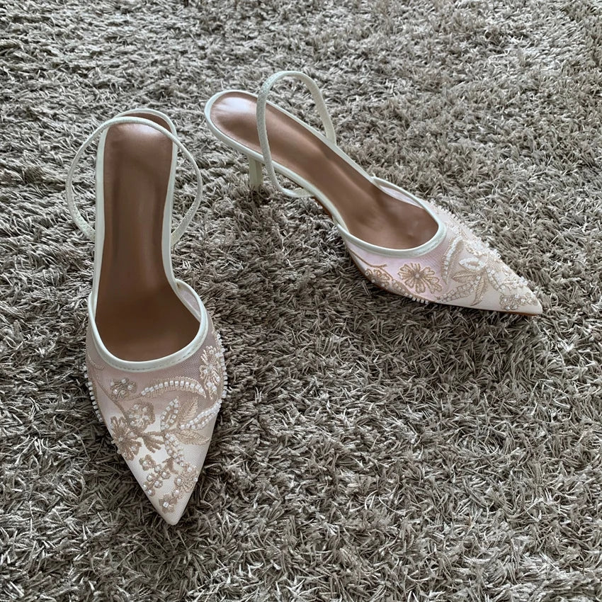 Stilettos destalonados de malla bordada con tira posterior