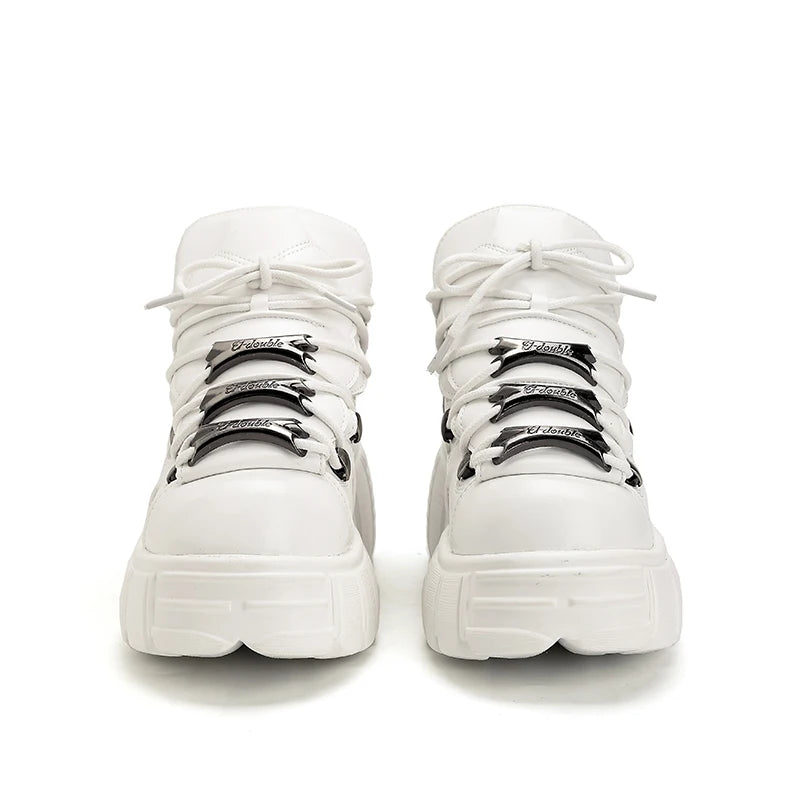 Borcegos de plataforma con cordones y detalles metálicos