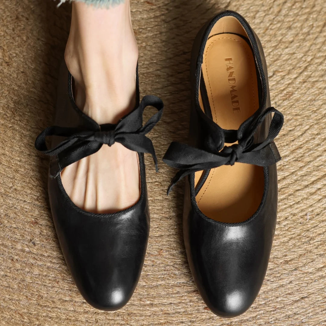Zapatos de mujer en cuero con moño y punta redonda