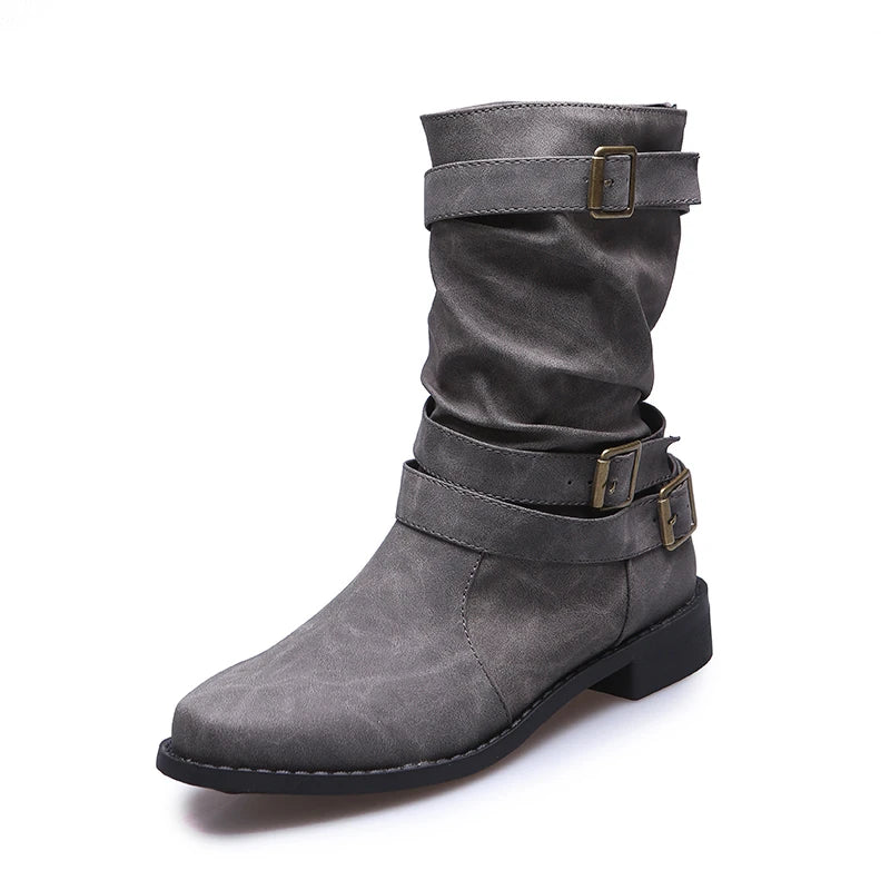 Botas cortas con hebilla decorativa y taco cuña bajo