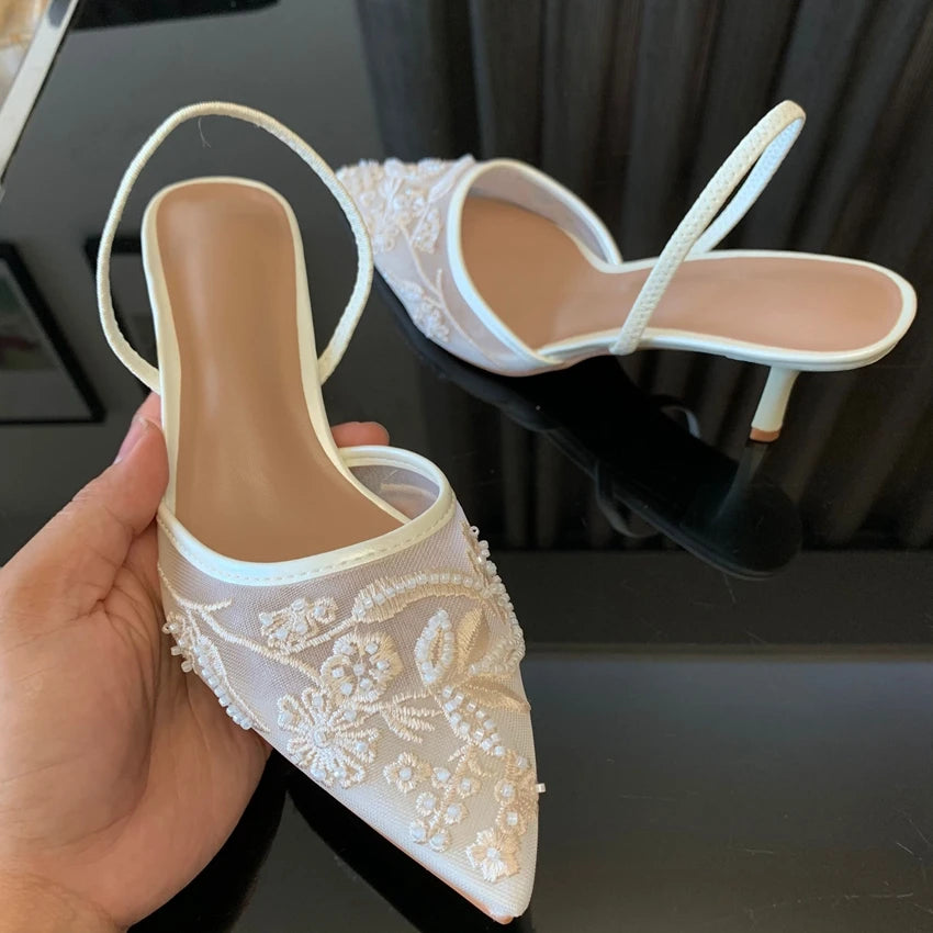 Zapatos slingback de malla con flores bordadas y taco fino