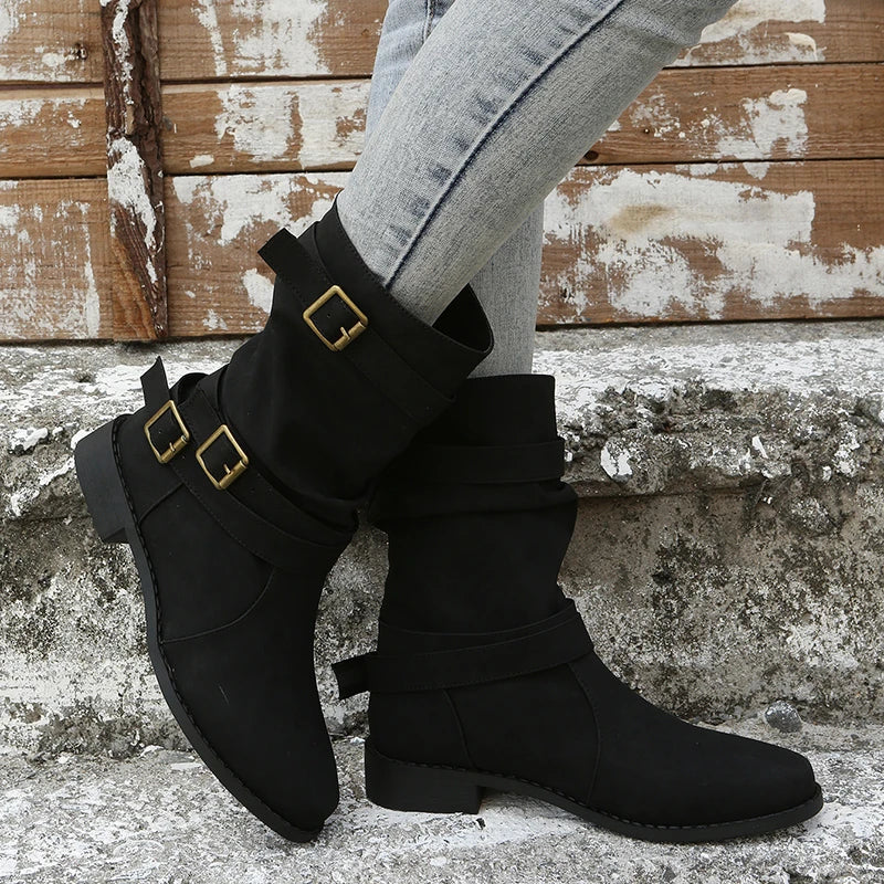 Botas cortas con hebilla decorativa y taco cuña bajo