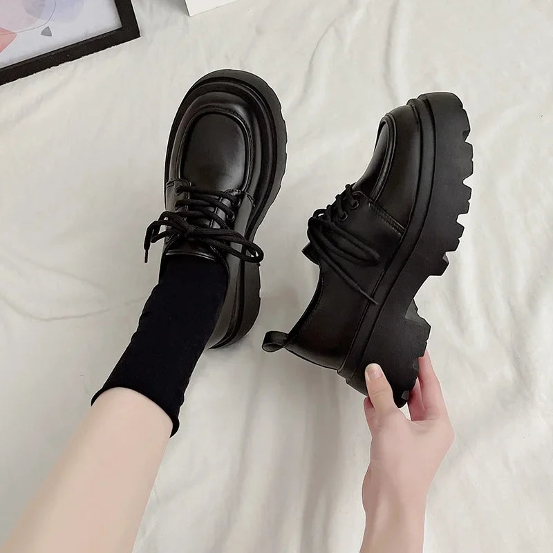 Zapatos de mujer con plataforma y detalles calados