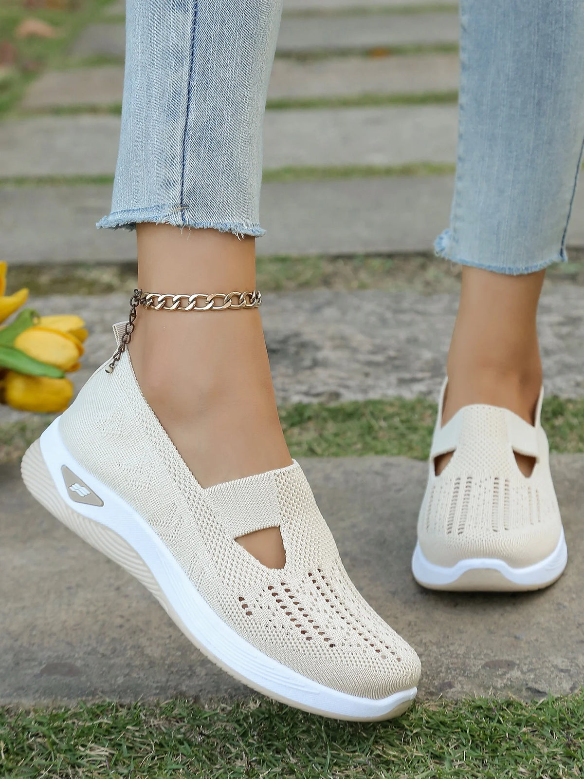 Zapatillas de tejido calado con cuña baja y punta redonda