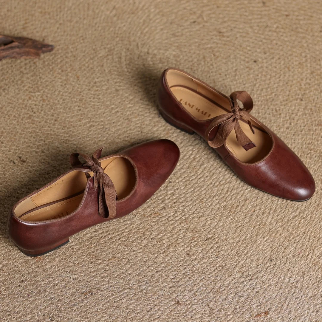 Zapatos de mujer en cuero con moño y punta redonda