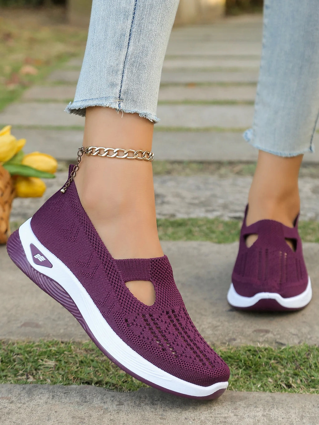 Zapatillas de tejido calado con cuña baja y punta redonda