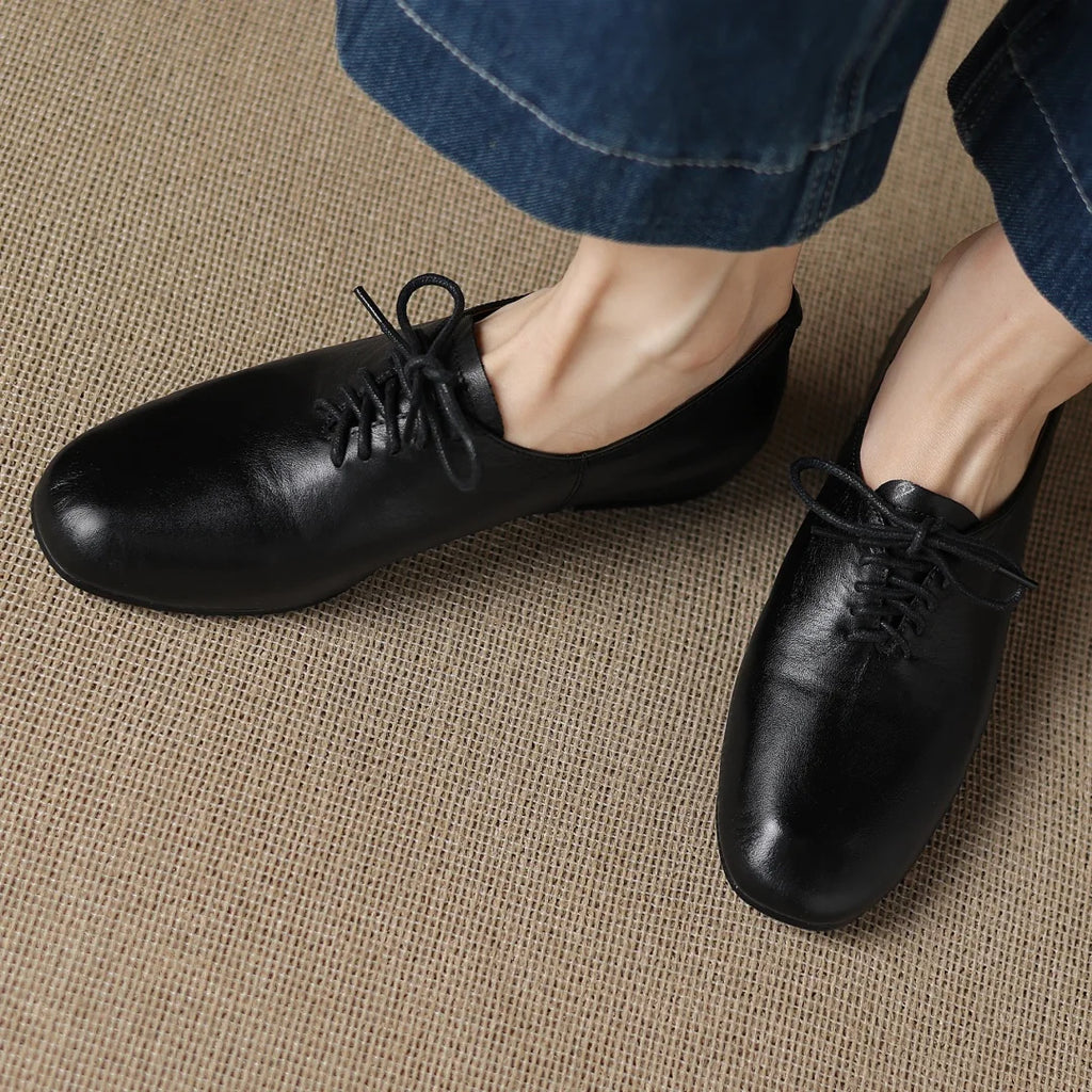 Zapatos de mujer en cuero con cordones y punta redonda