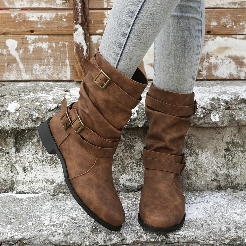 Botas cortas con hebilla decorativa y taco cuña bajo