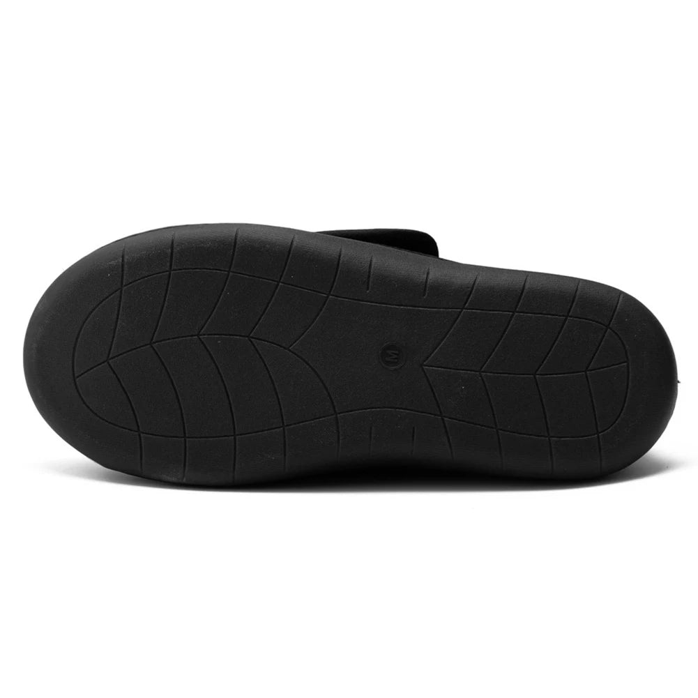 Zapatillas amplias con abrojo e interior de peluche