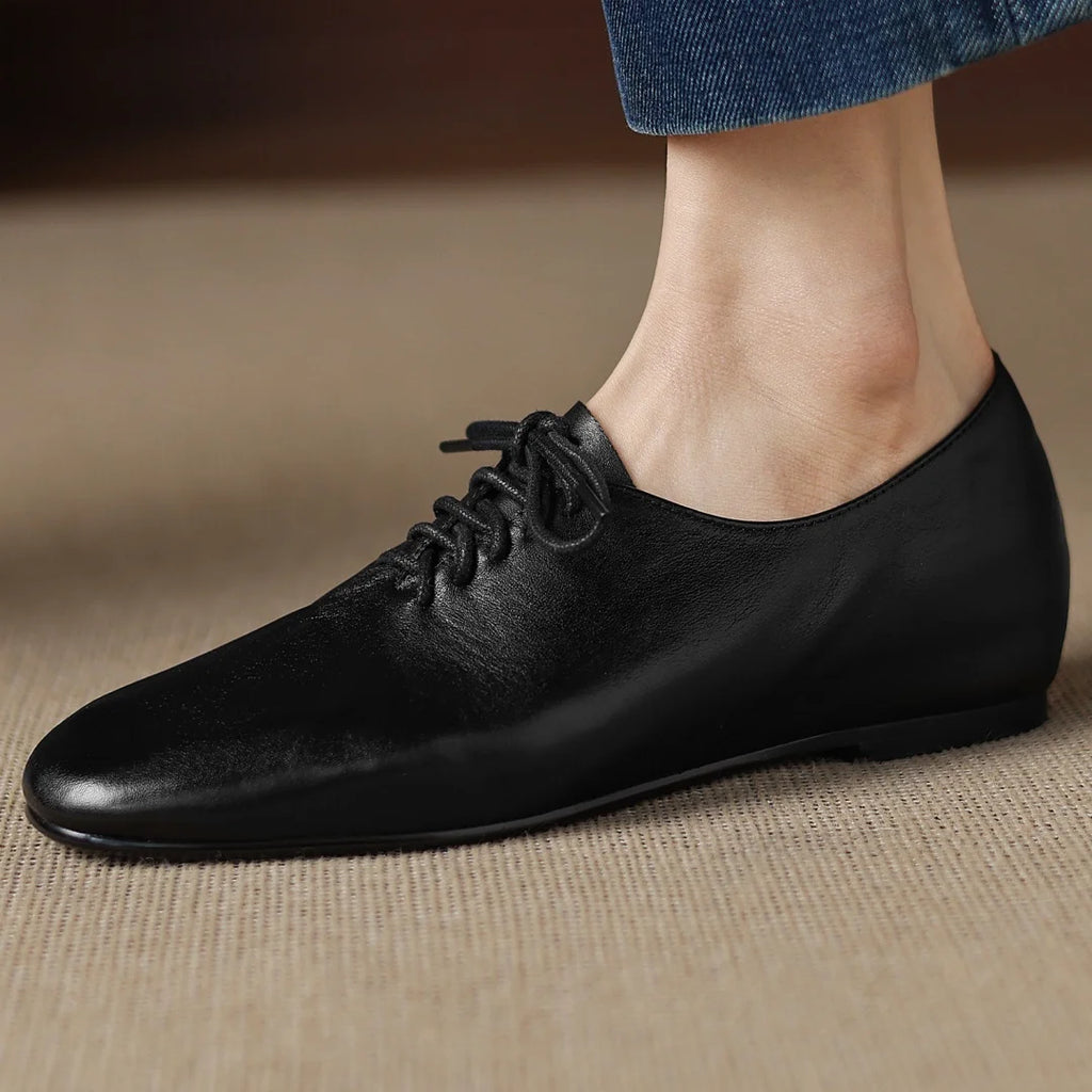 Zapatos de mujer en cuero con cordones y punta redonda