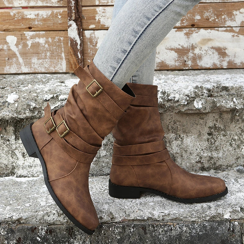Botas cortas con hebilla decorativa y taco cuña bajo