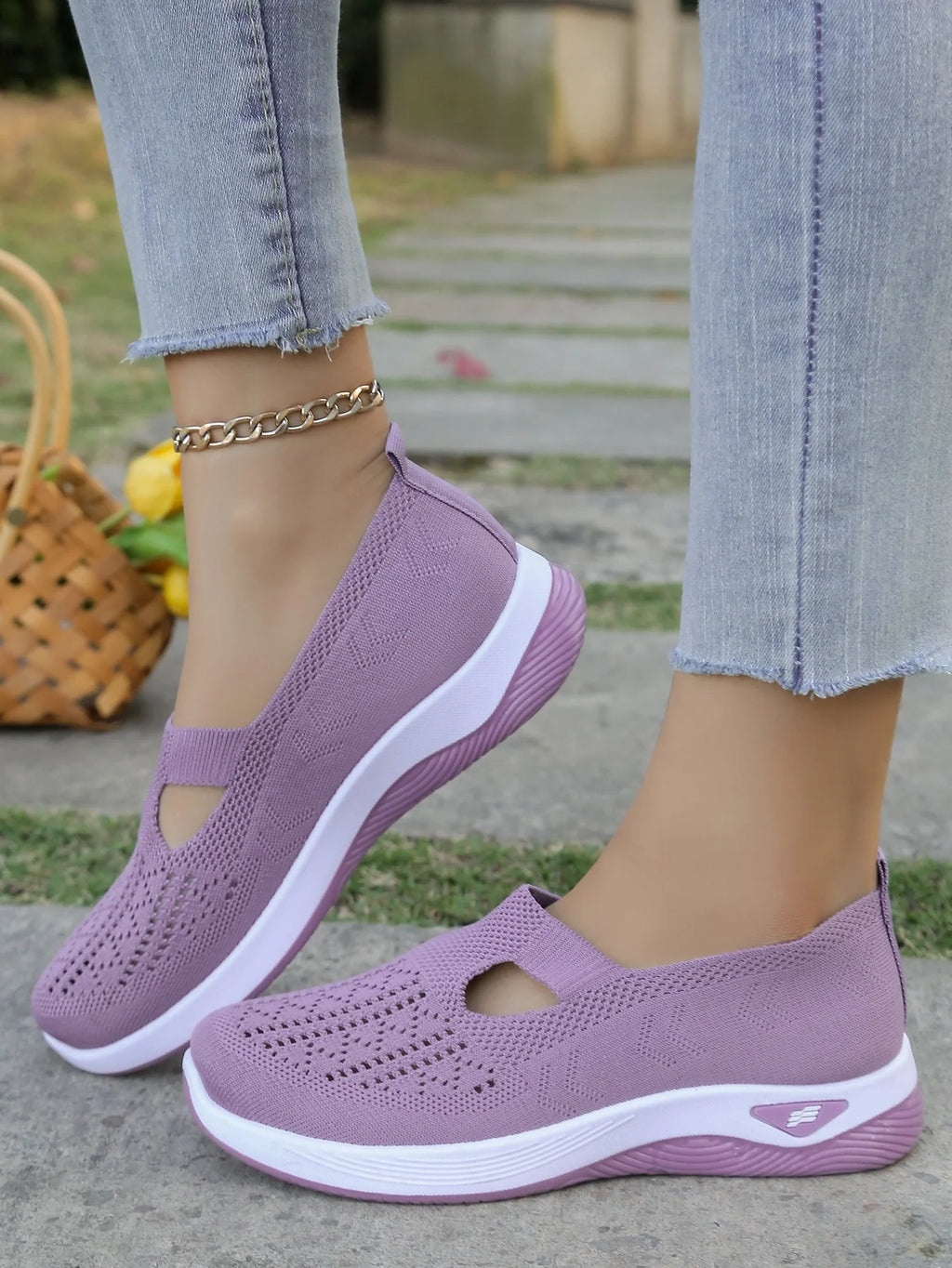 Zapatillas de tejido calado con cuña baja y punta redonda