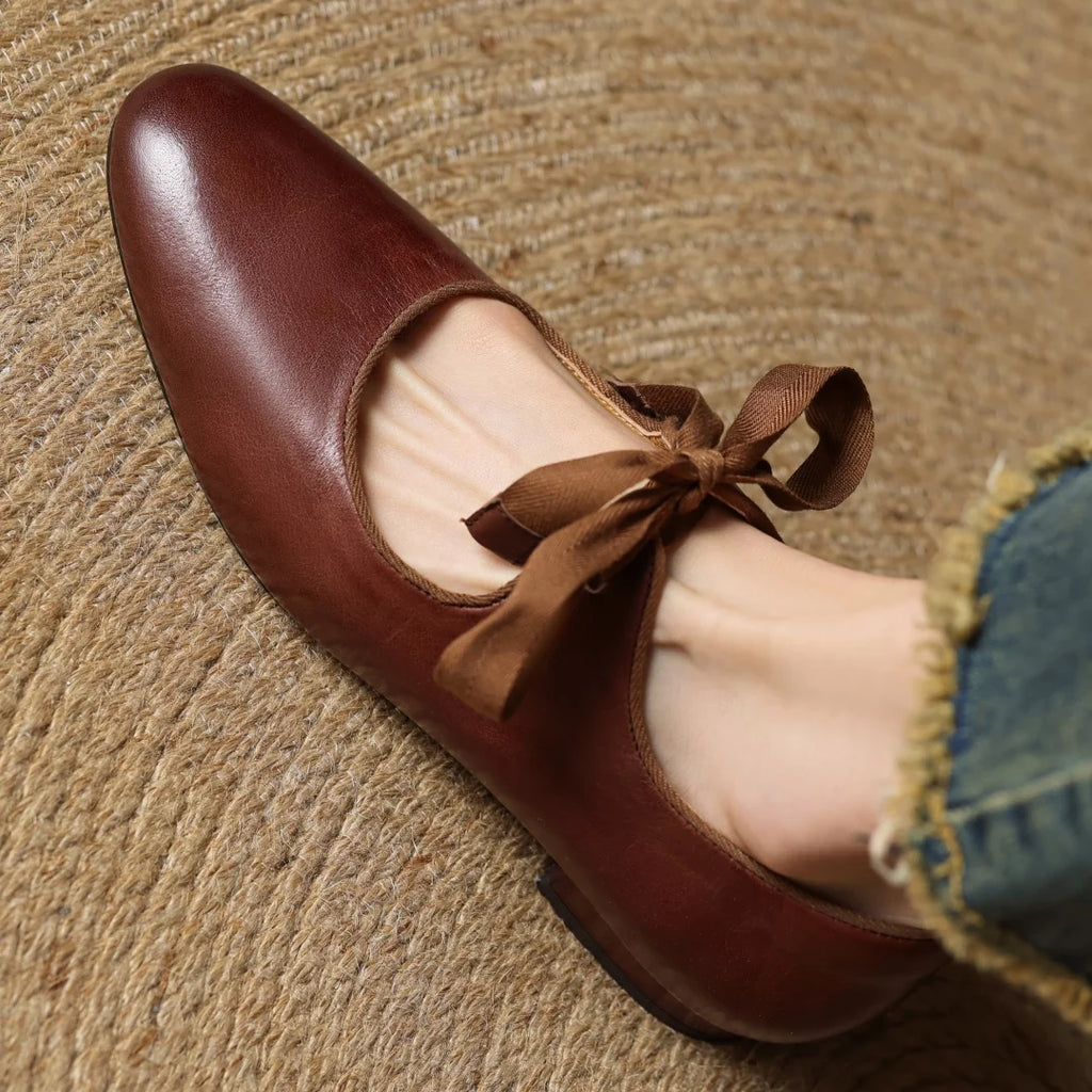 Zapatos de mujer en cuero con moño y punta redonda