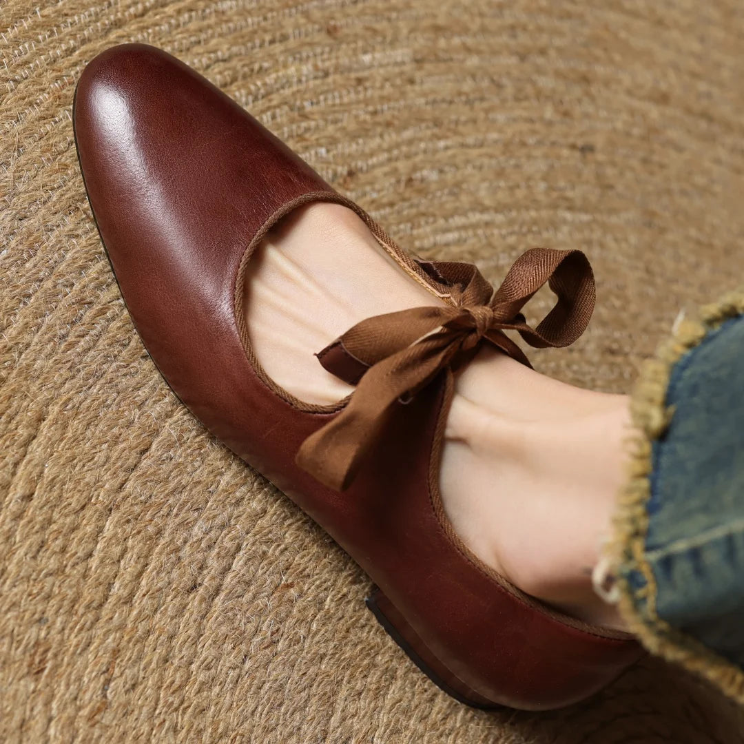 Zapatos de mujer en cuero con moño y punta redonda