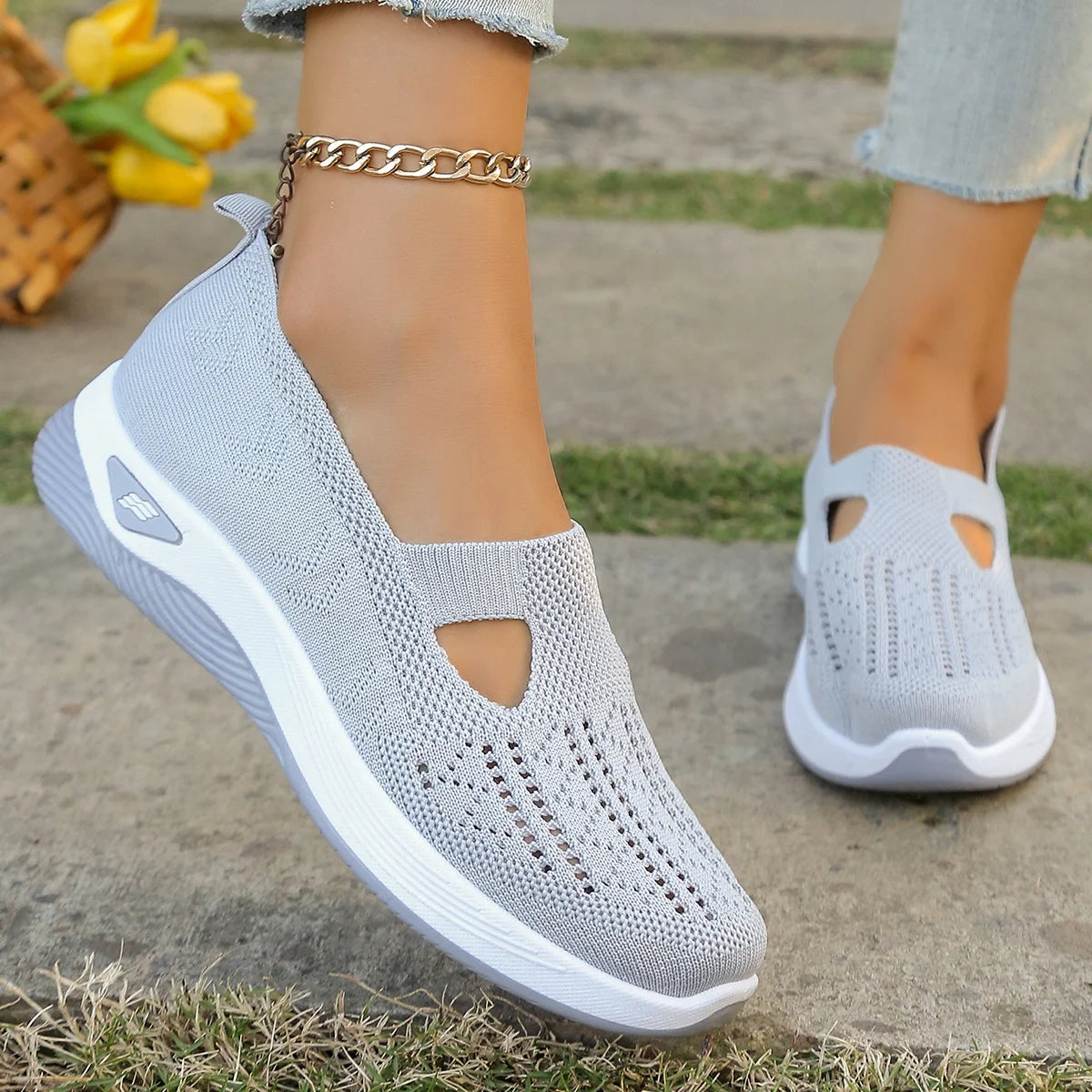 Zapatillas de tejido calado con cuña baja y punta redonda