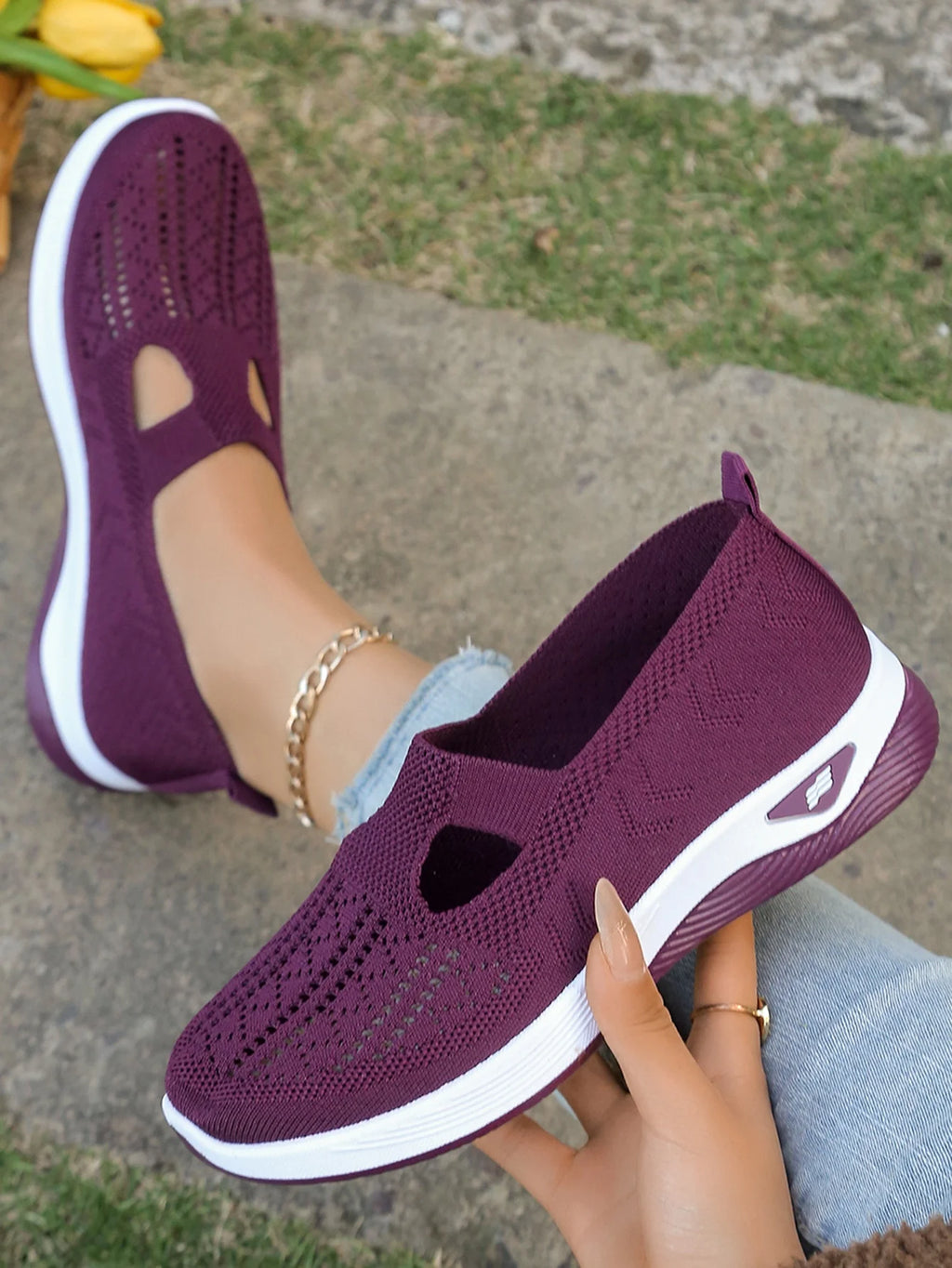 Zapatillas de tejido calado con cuña baja y punta redonda