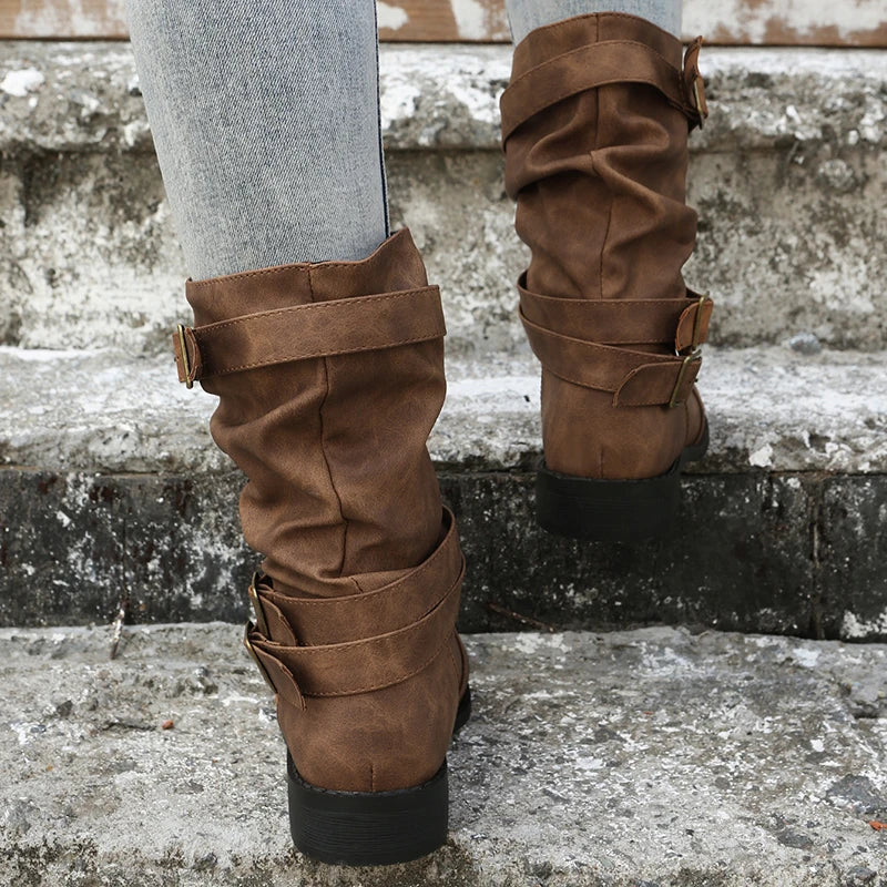 Botas cortas con hebilla decorativa y taco cuña bajo