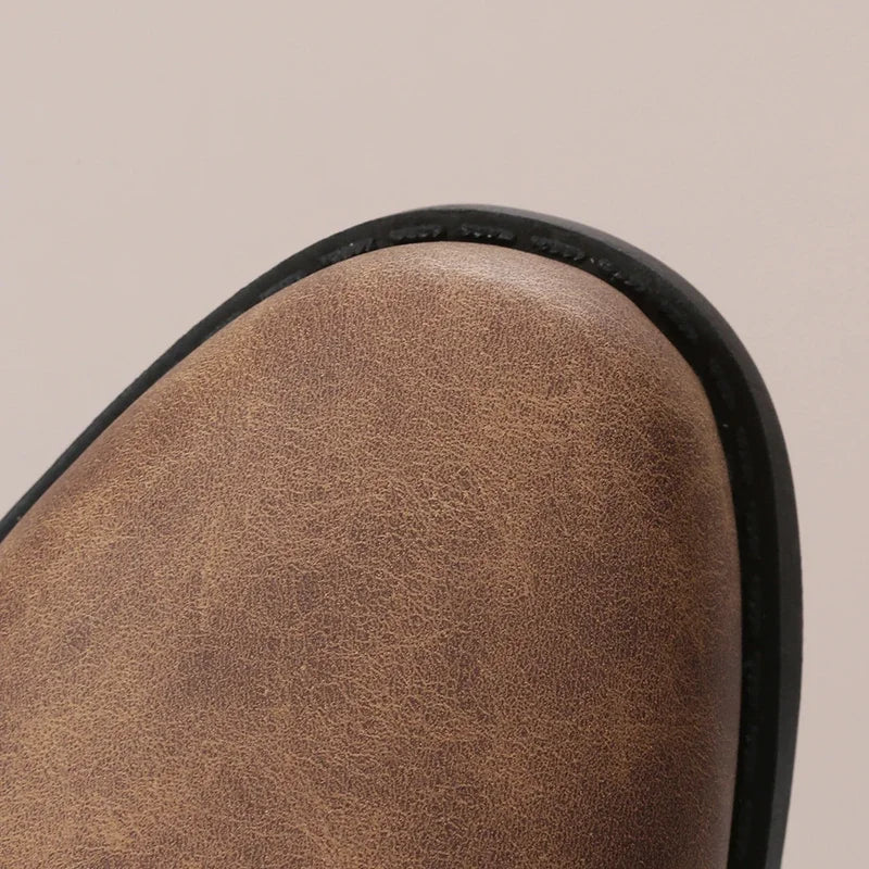 Botas cortas con hebilla decorativa y taco cuña bajo