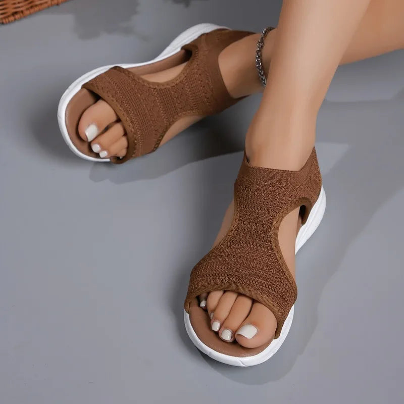 Sandalias de malla con taco chino y plantilla de látex