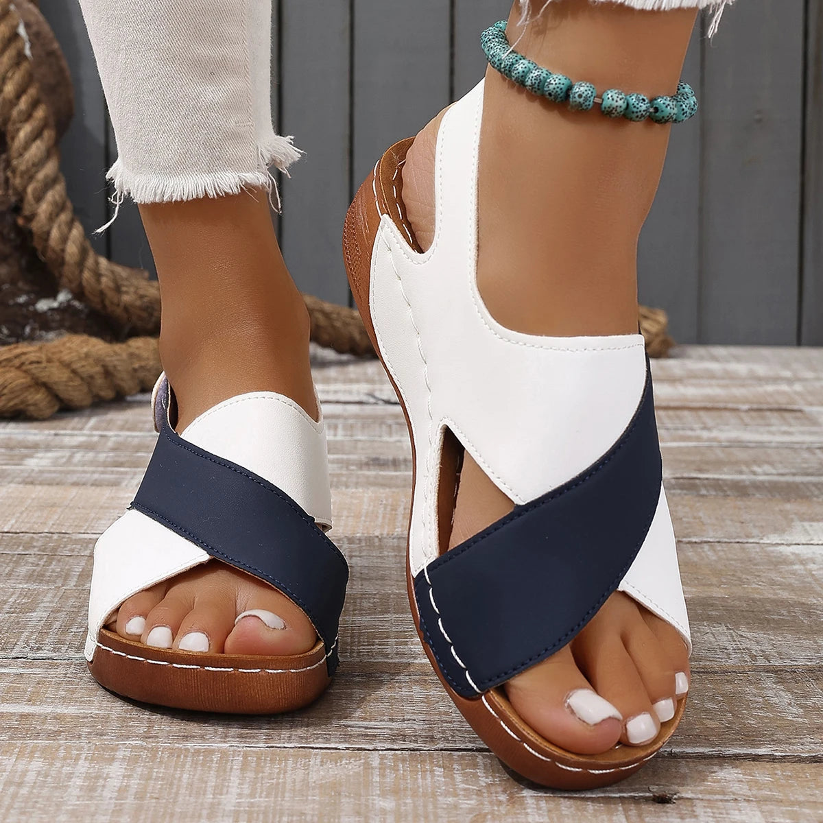 Sandalias con taco chino bajo y tiras con abrojo