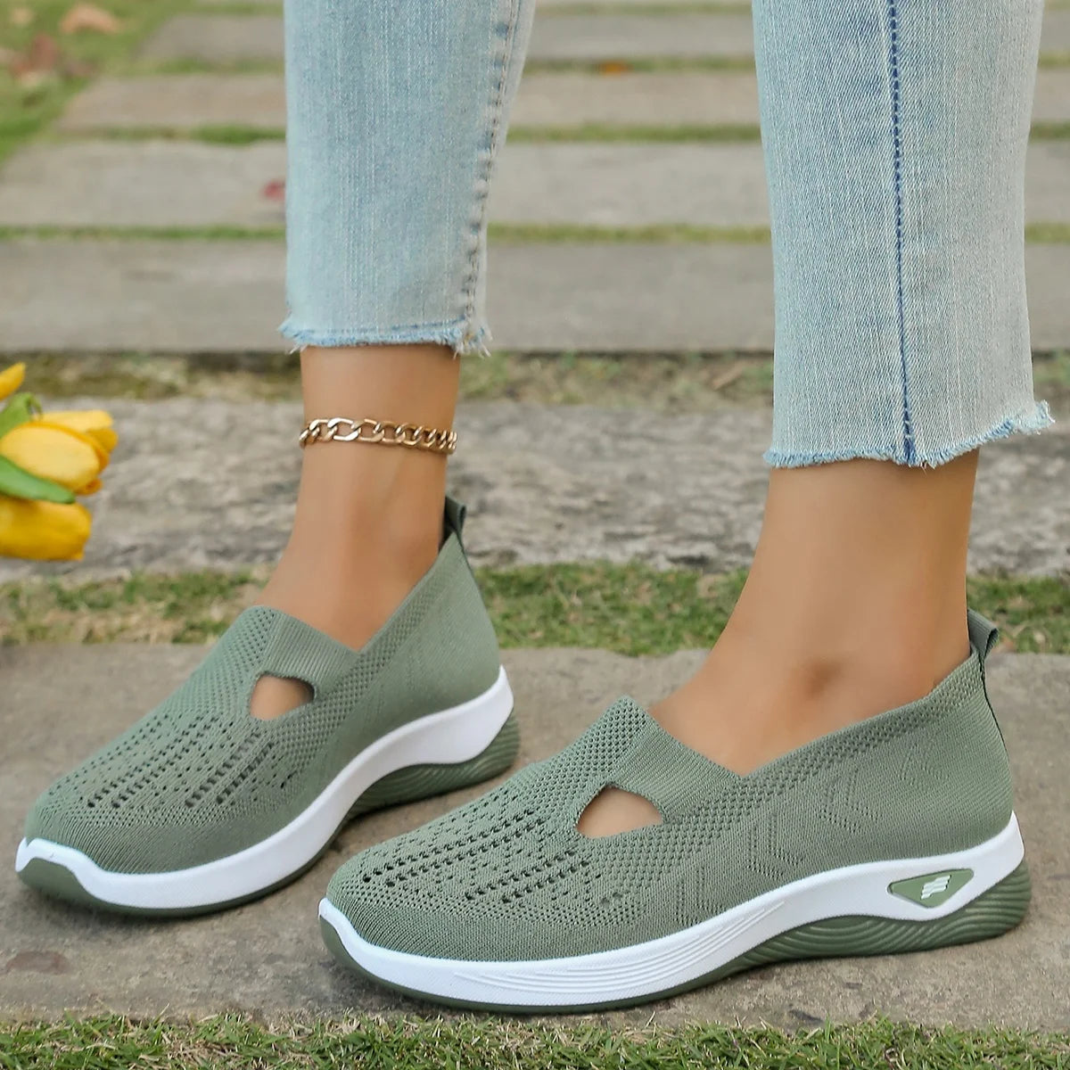 Zapatillas de tejido calado con cuña baja y punta redonda