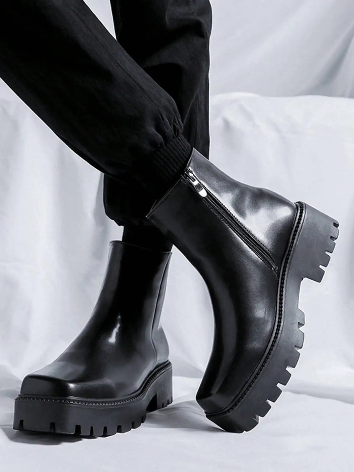 Botas de hombre con punta cuadrada y cierre lateral