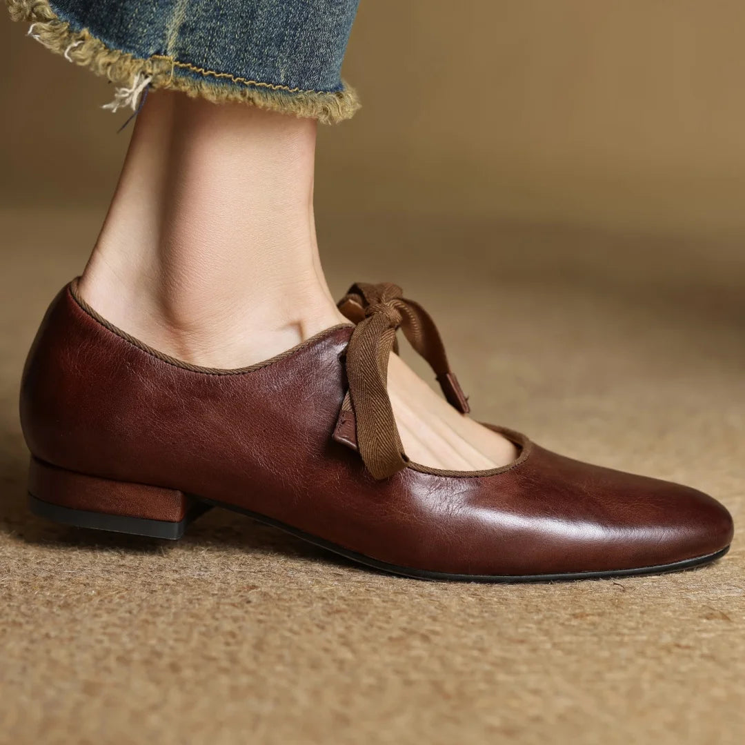 Zapatos de mujer en cuero con moño y punta redonda