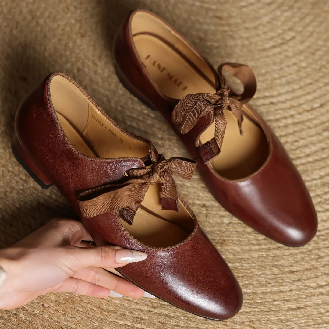 Zapatos de mujer en cuero con moño y punta redonda